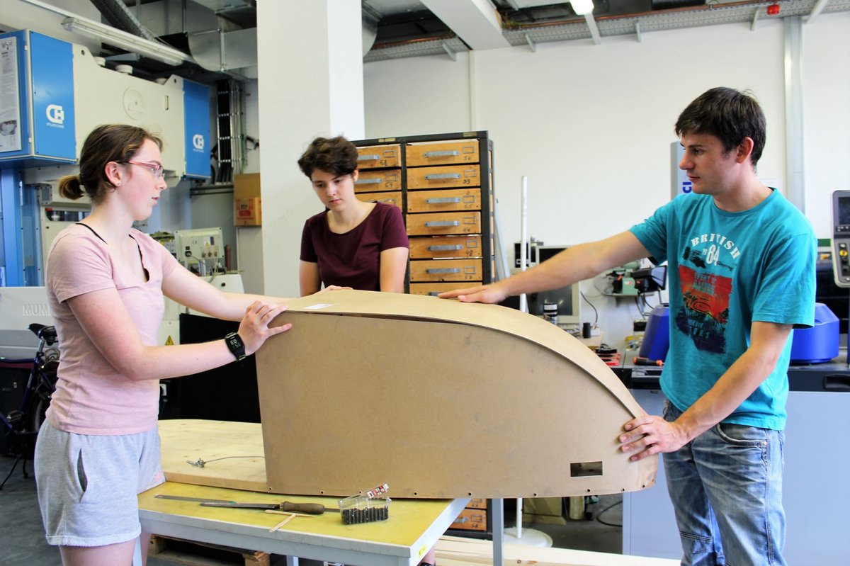 Schüler fertigen eien Karosserie aus Holtz an.