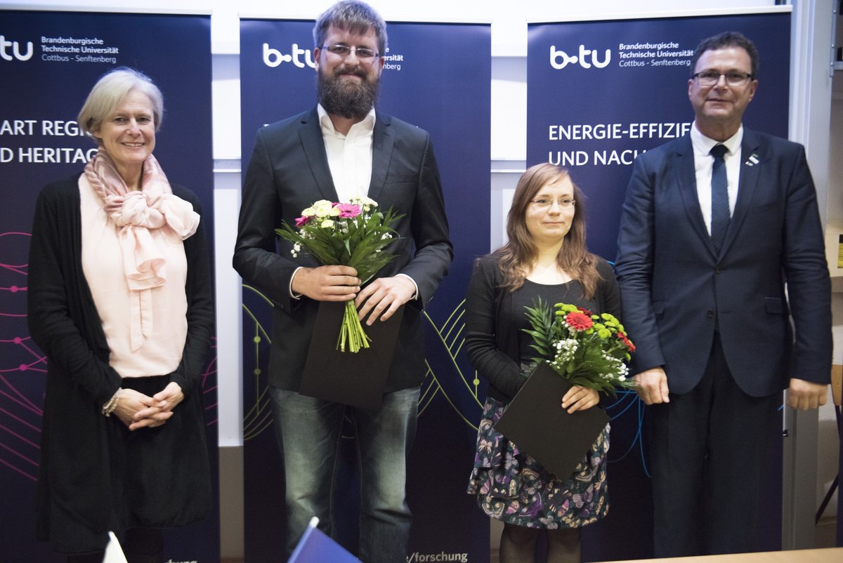 Gruppenfoto von der Verleihung der Heinz-Ludwig-Horney-Preise 2018 (v. li.): Die Vizepräsidenten der BTU Prof. Dr. Katrin Salchert, die Preisträger Tim Fritsch und Anna Rosner, der Vorsitzende des IURS Prof. Dr. Sylvio Simon.