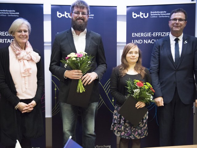 Gruppenfoto von der Verleihung der Heinz-Ludwig-Horney-Preise 2018 (v. li.): Die Vizepräsidenten der BTU Prof. Dr. Katrin Salchert, die Preisträger Tim Fritsch und Anna Rosner, der Vorsitzende des IURS Prof. Dr. Sylvio Simon.