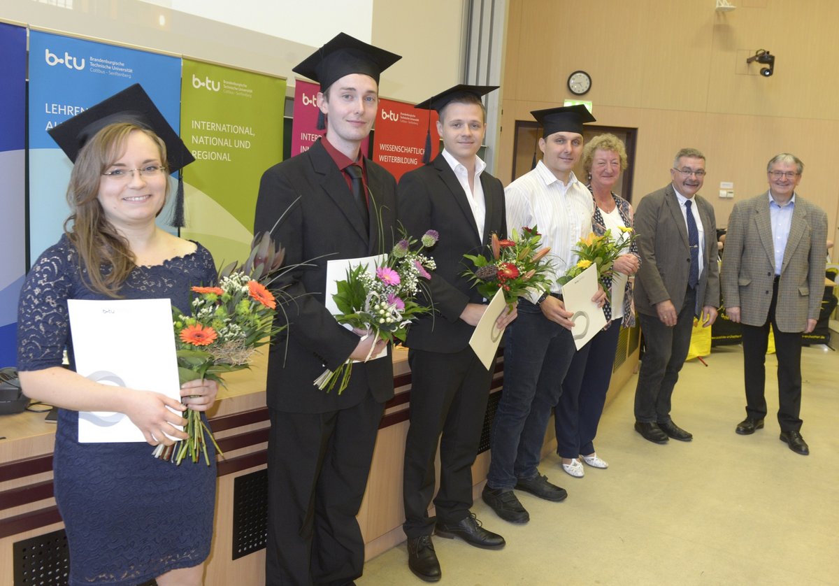 Die Jahrgangsbesten mit ihren Zeugnissen stehen in einer Reihe mit Prof. Dr. Kathrin Lehmann, Prof. Dr. Erhard Stein und Prof. Dr. Martin Weigert. 