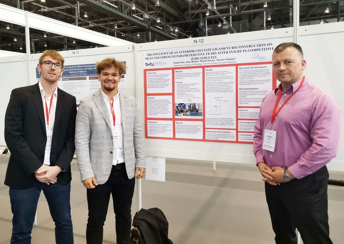 Matthias Zirr, Robert Schulz und Dr. Robert Prill (v. li.) stehen vor eienbm Poster aus den Therapiewissenschften der BTU und präsentiren dieses auf dem Weltkongress für Physiotherapie. Foto: Prof. Christian Kopkow