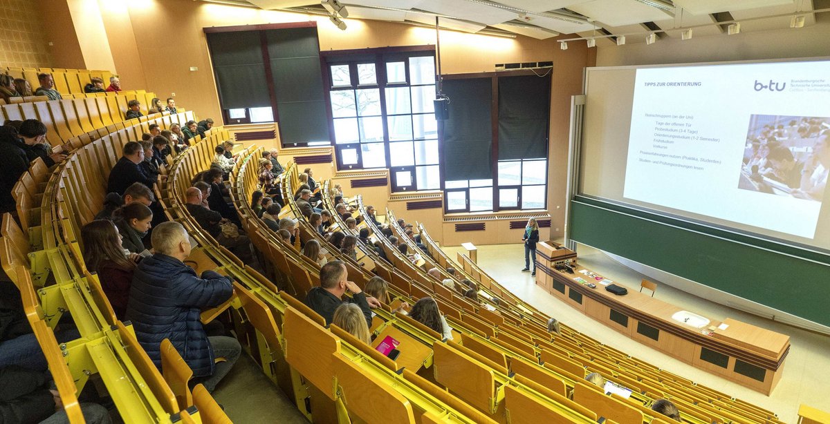 Viele Studieninteressierte folgen dem Eröffnungsvortrag im Hörsaal.