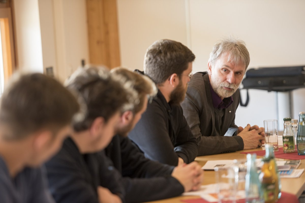 Diskussion - der Vizepräsident der BTU Cottbus-Senftenberg für Lehre und Studium, Prof. Dr.-Ing. Matthias Koziol (re.), im Gespräch mit dual Studierenden aus dem Bauingenieurwesen.