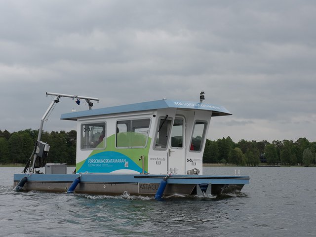 Der Forschungskatamaran der BTU auf dem Scharmützelsee. 