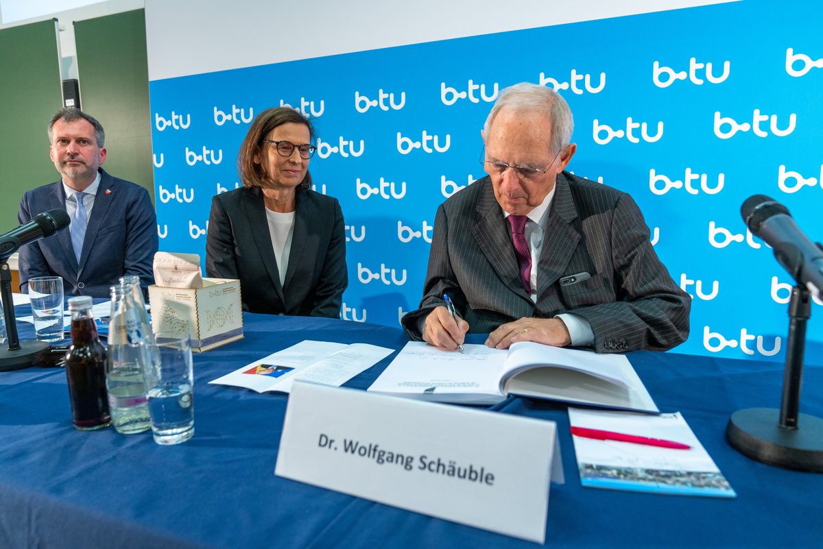 Dr. Wolfgang Schäble signing the guest book of the university