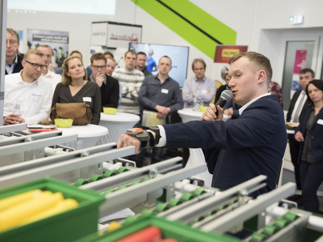 Besucher des Zentrums Effiziente Fabrik bei einer Führung.