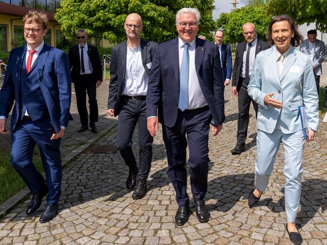 On campus (from right): BTU President Prof. Gesine Grande, German President Frank-Walter Steinmeier, BTU Vice President Prof. Peer Schmidt, Mayor of Senftenberg Andreas Pfeiffer. © BTU, Ralf Schuster