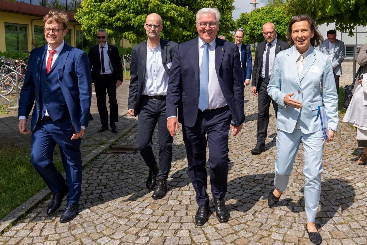 Auf dem Campus (von rechts): die BTU-Präsidentin Prof.Gesine Grande, der Bundespräsident Frank-Walter Steinmeier,  der BTU-Vizepräsident Prof. Peer Schmidt, der Bürgermeister der Stadt Senftenberg Andreas Pfeiffer. © BTU, Ralf Schuster