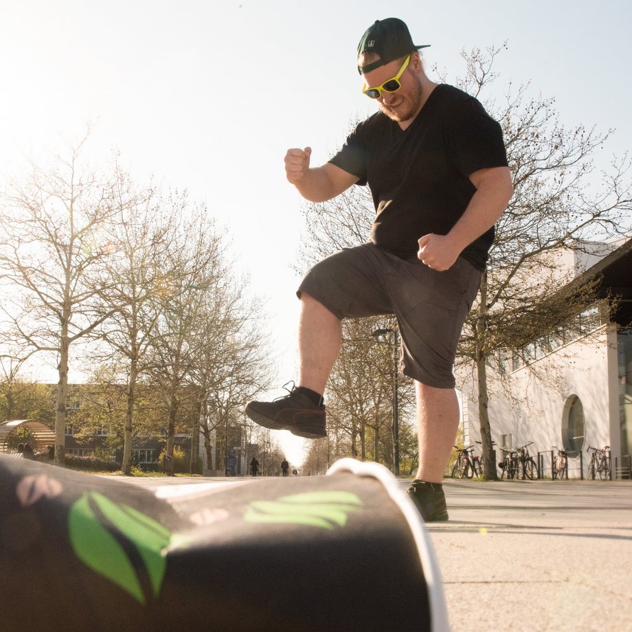 zertretener Kaffeebecher auf dem Campusgelände als Symbol der Plastikvermeidung