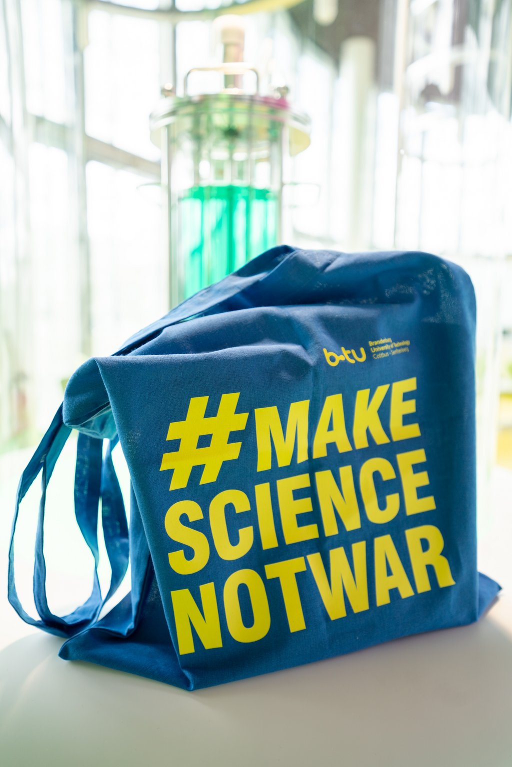 Foto eines Stoffbeutels mit der Aufschrift "Make Science not war"s