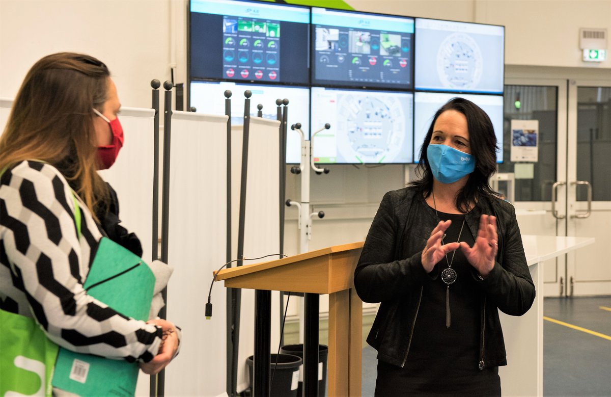 Ministerin Dr. Manja Schüle im Gespräch mit Prof. Dr. Peggy Näser.