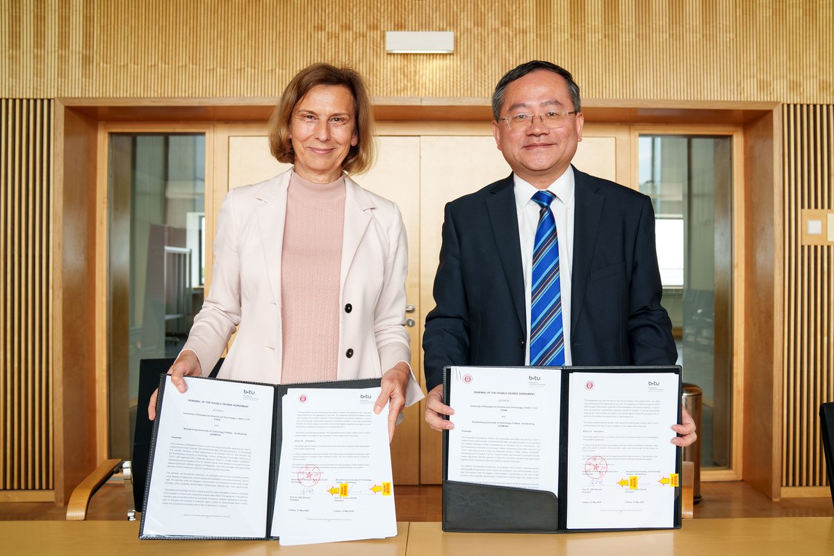 beide Präsidenten mit dem unterzeichneten Vertragr 
