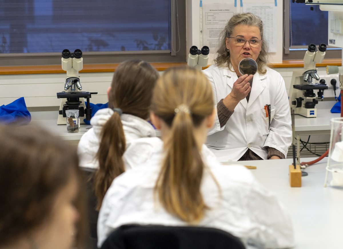 Pupils in the microbiology lab.