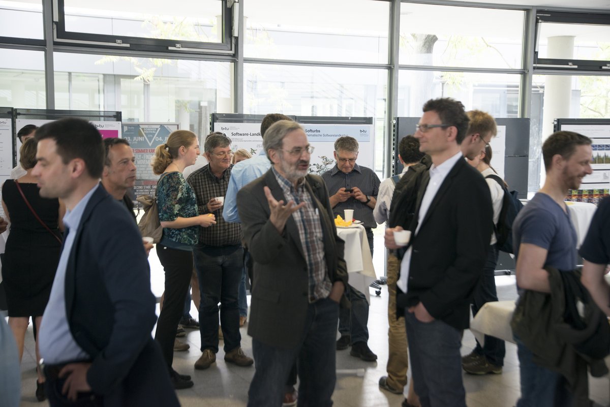 Networking während des IT-Alumnitages 2016 im Foyer des ZHG