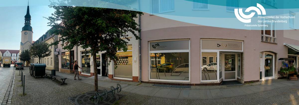 Panorama der Lange Straße 45 mit der Präsenzstelle Spremberg mit CI-Welle und Logo