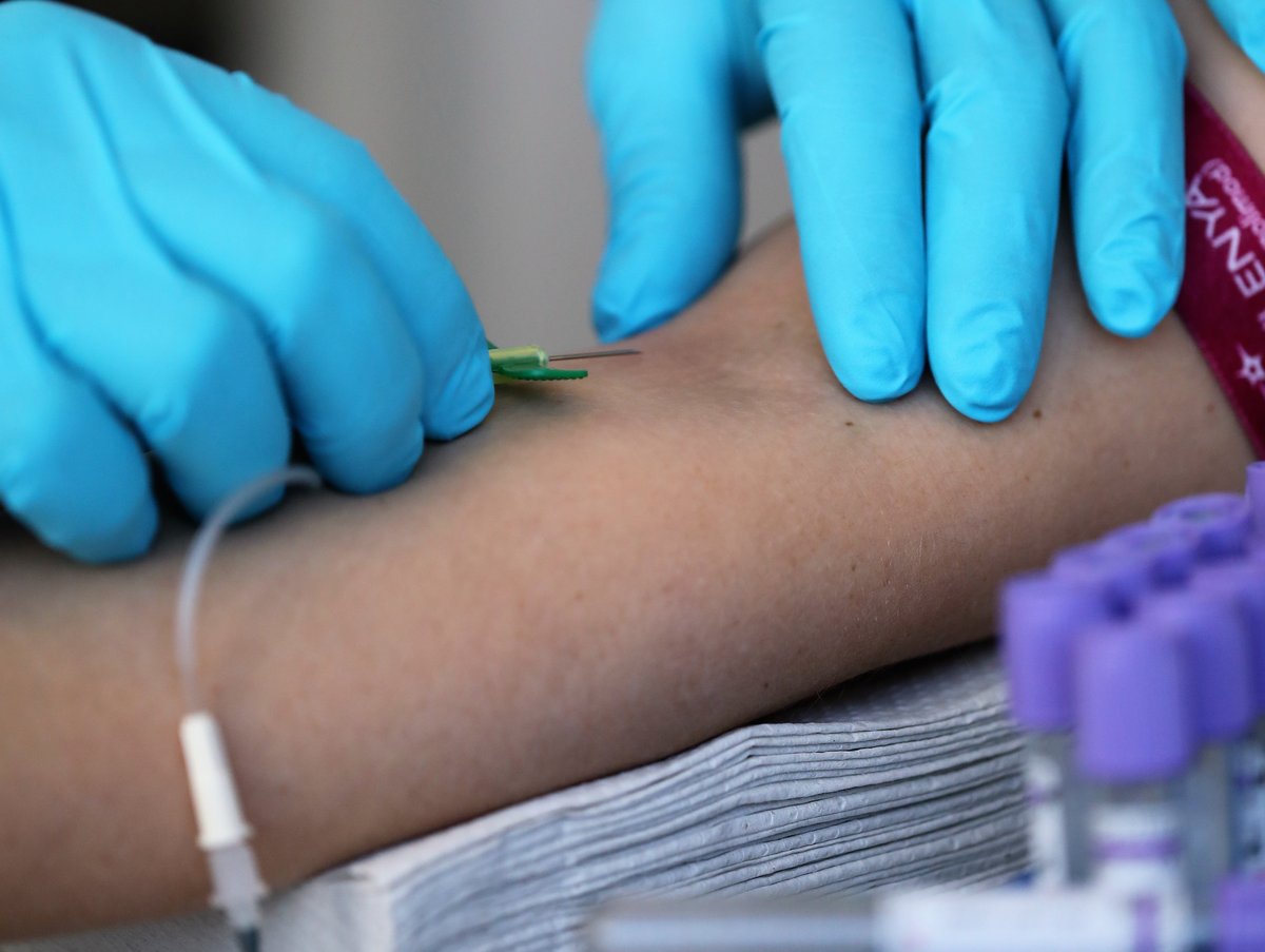 Vom Arm eines Patienten wird Blut abgenommen.