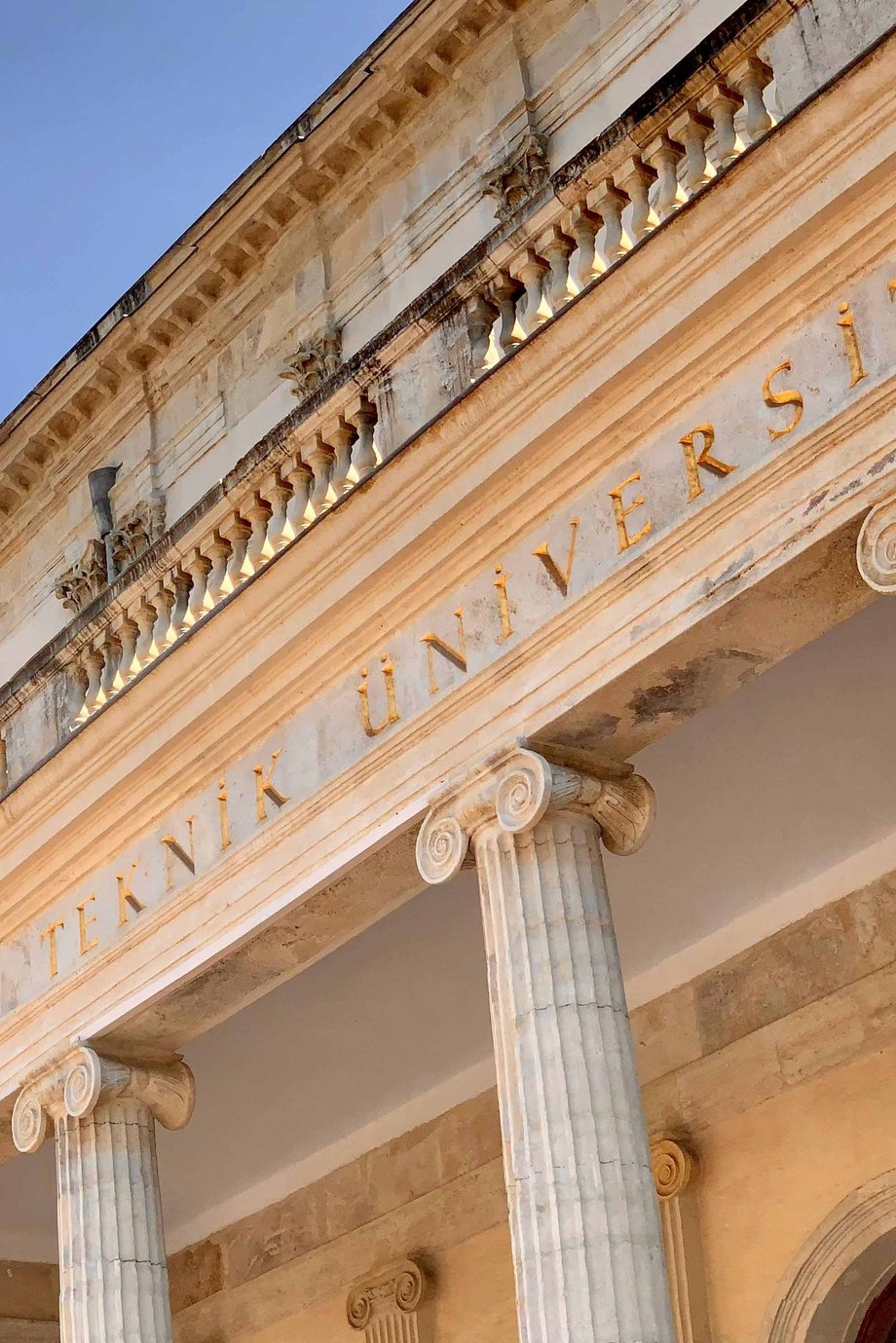 Details von Säulen und Gebälk