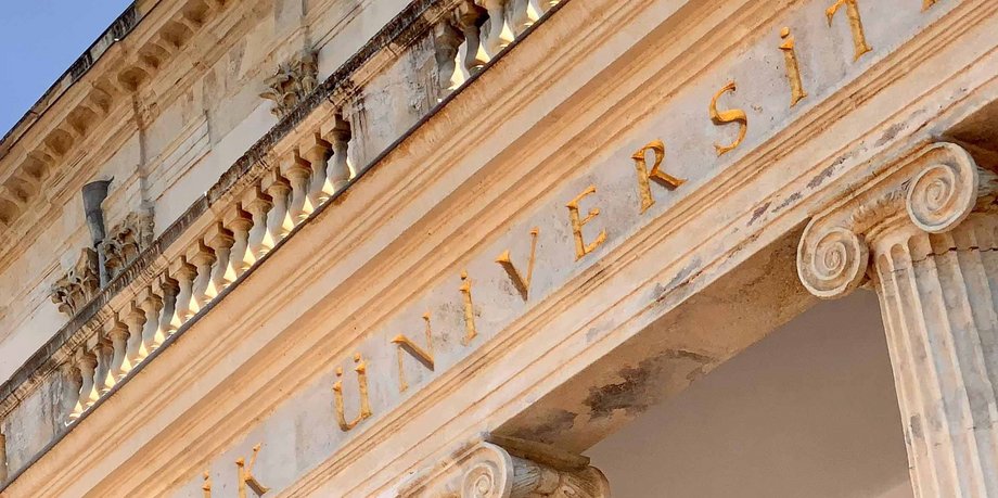 Details von Säulen und Gebälk