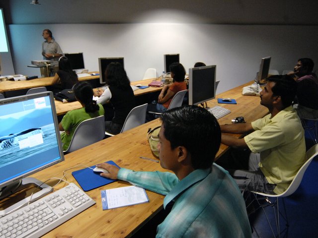 Workshopteilnehmer im Lernpool der UB