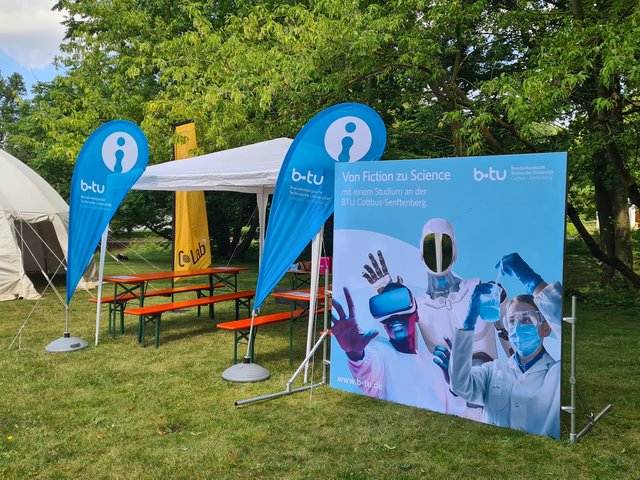 BTU-Stand mit Fotowand und Zelt