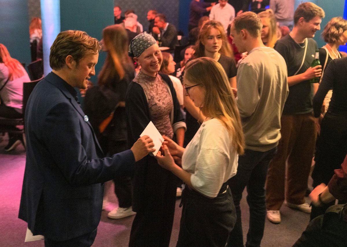 During the closing party in the theater's new bar, students also discuss with Senftenberg Mayor Andreas Pfeiffer.