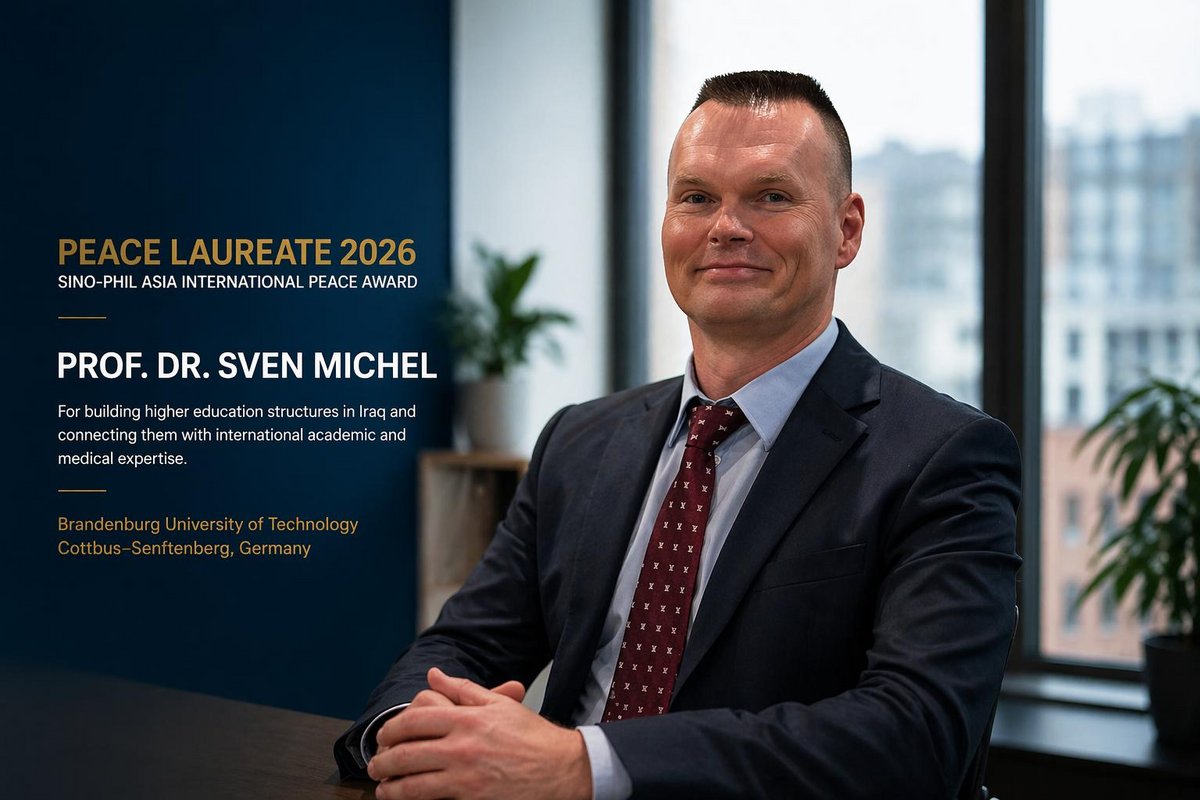 Auf dem Foto ist Prof. Dr. Sven Michel Vor einem Fenster zu sehen. 