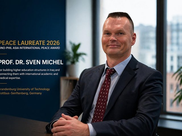 Auf dem Foto ist Prof. Dr. Sven Michel Vor einem Fenster zu sehen. 