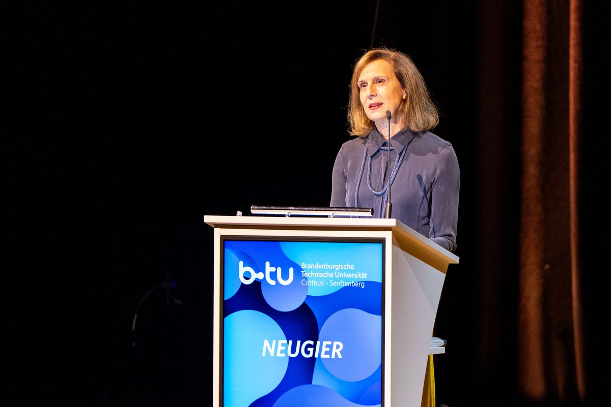 die BTU-Präsidentin am Rednerpult