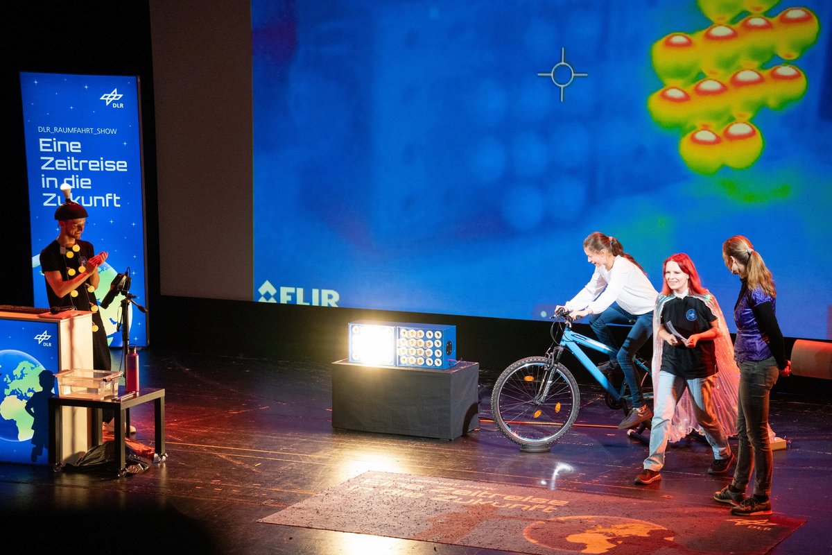 Schülerin erzeugt mit dem Fahrrad elektrische Energie.