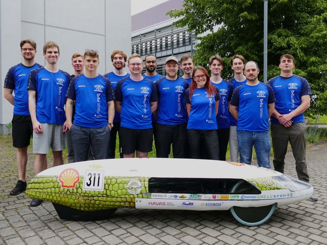 Group photo of members of the BTU student team Lausitz Dynamics.