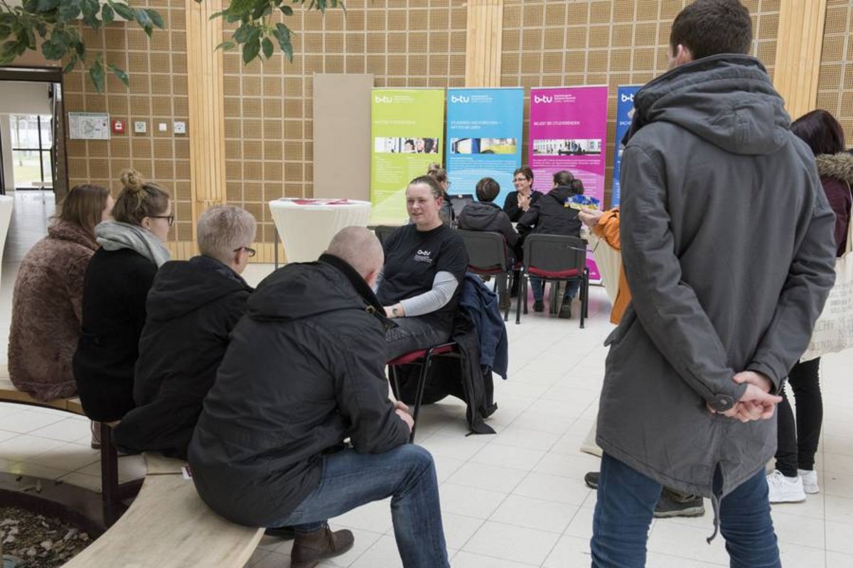 Studieninteressierte informieren sich im Konrad-Zuse-Medienzentrum