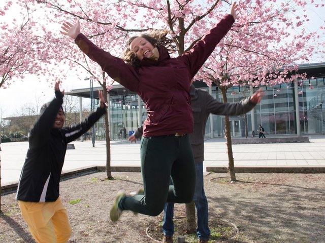 Studierende am Zentralcampus springen im Kirschhain in die Lufts