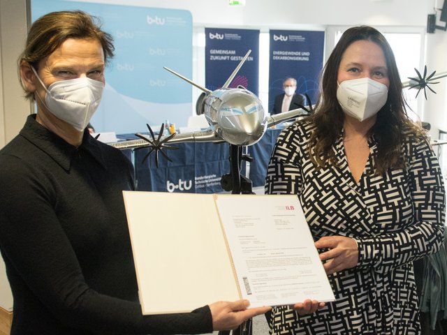 BTU-Präsidentin und Wissenschaftsministerin mit dem Förderbescheid