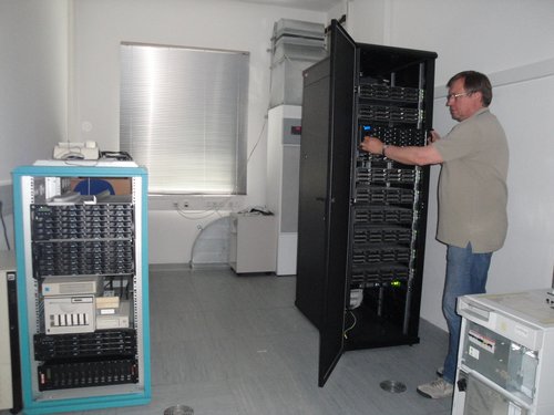 Rechnerraum mit PC-Cluster (64xHexa-Core Prozessoren=384 CPUs) und Datenspeicher (200TByte