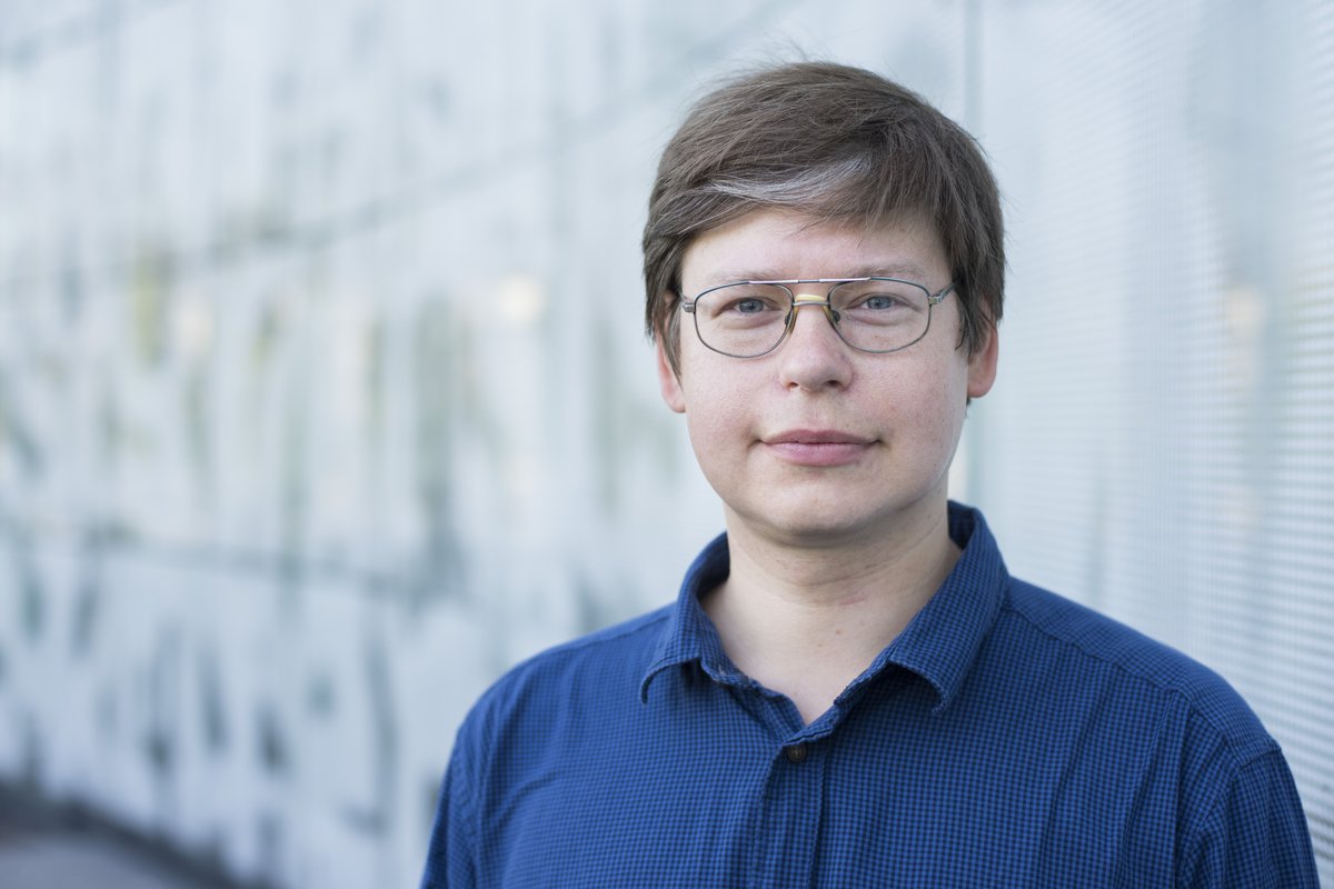 Randolf Rotta vor dem IKMZ