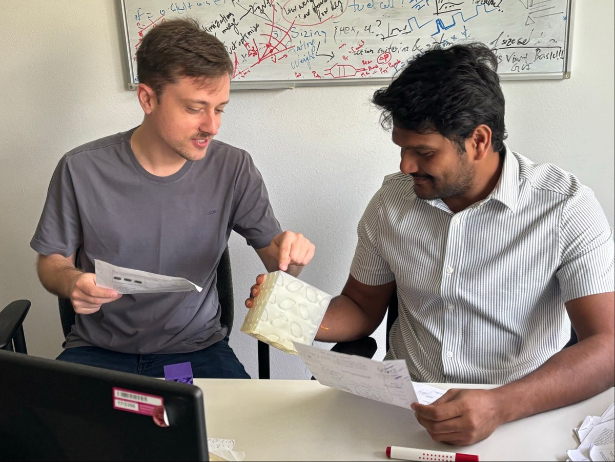 Zwei Mitarbeiter am Lehrstuhl Flug-Triebwerksdesign der BTU Cottbus-Senftenberg bei der Grundlagenforschung mit additiv gefertigten Designstudien