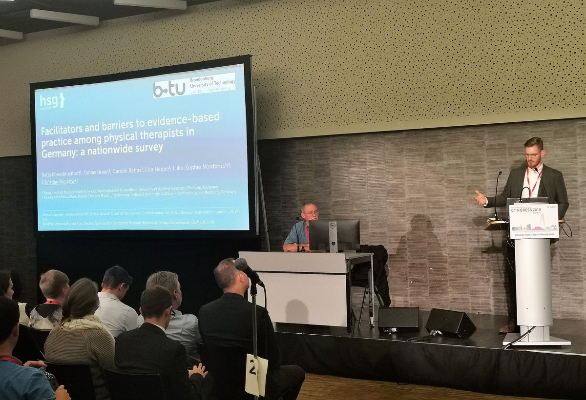 Prof. Dr. Christian Kopkow steht am Rednerpult und hält einen Vortrag auf dem Weltkongress für Physiotherapie. Foto: Dr. Robert Prill