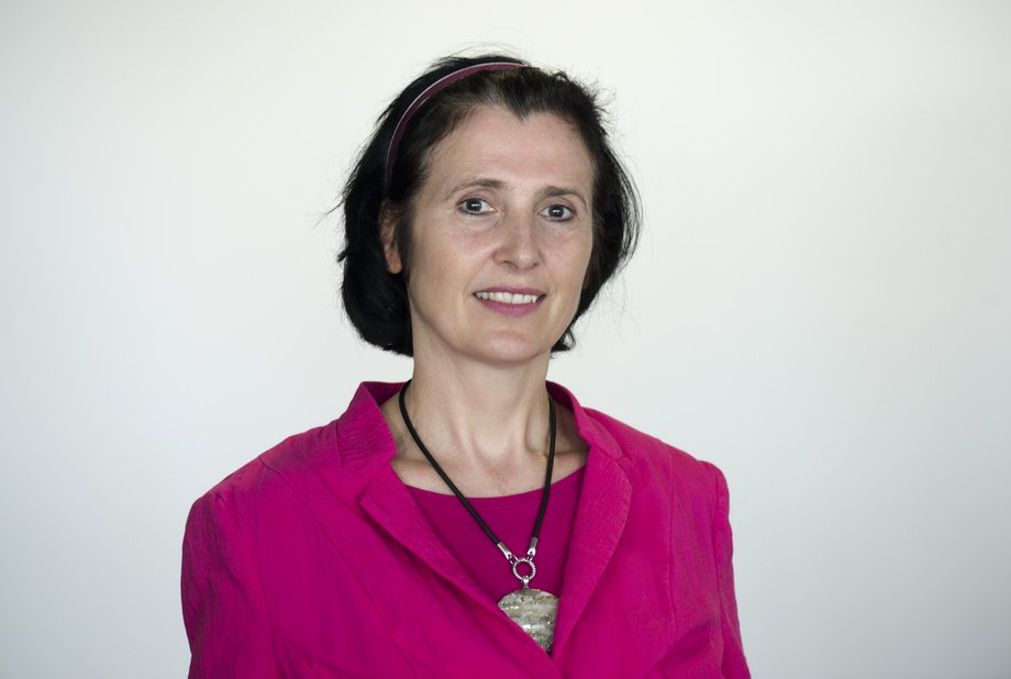 Prof. Dr. Birgit Behrensen Frau vor weißem Hintergrund