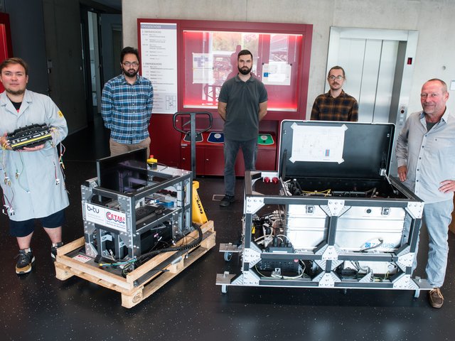 Das Parabelflug-Team am Lehrstuhl Aerodynamik und Strömungslehre mit Experimenteanaufbau