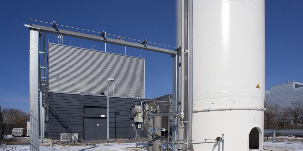 Wasserstoffzentrum auf dem Campus BTU-CS Wasserstoffanlage von außen mit ein großen Wasserstofftank und einem Kontrollgebäude.