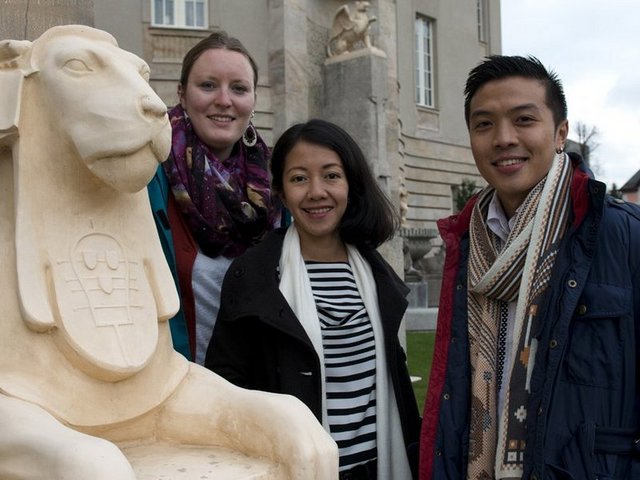 WHS-Studierende vor dem Staatstheater in Cottbuso