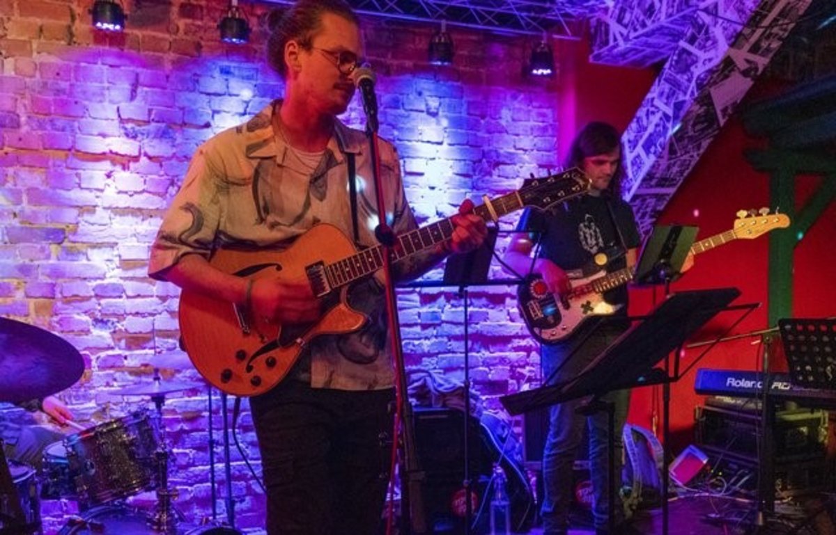 Gruppe während des Konzerts auf der Bühne