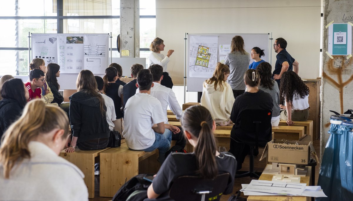 Gruppenarbeit im Atelier
