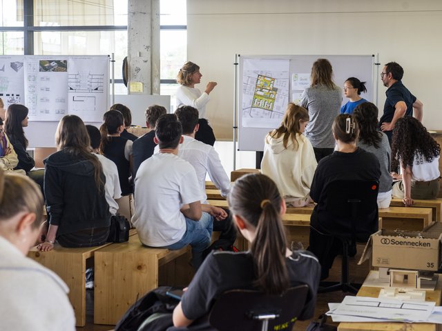 Gruppenarbeit im Atelier
