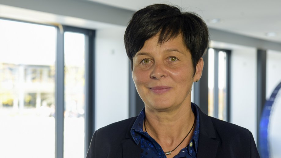 Hauptgebäude vor dem Fenster steht Frau Grit Scheppan