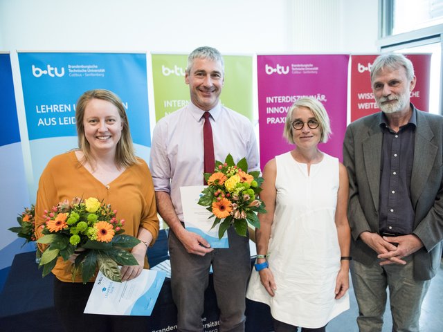 Die Preisträger des Lehrpreises gemeinsam mit der amtierenden BTU-Präsidentin Prof. Dr. Christiane Hipp und dem Vizepräsidenten Prof. Dr.-Ing. Matthias Koziol auf der Bühne