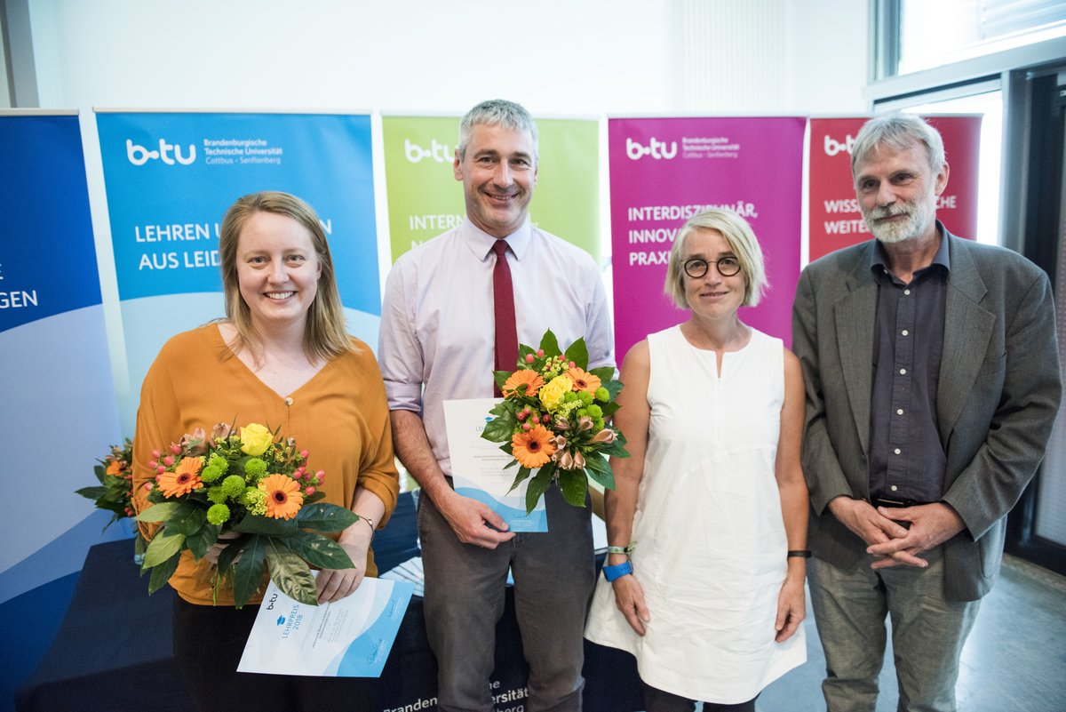 Die Preisträger des Lehrpreises gemeinsam mit der amtierenden BTU-Präsidentin Prof. Dr. Christiane Hipp und dem Vizepräsidenten Prof. Dr.-Ing. Matthias Koziol auf der Bühne