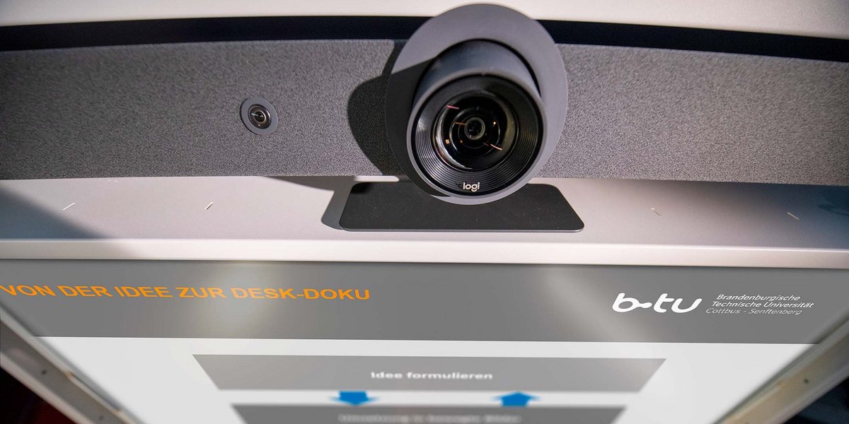 Coverbild zu "Lehraufzeichnung": Webcam an Monitorwand