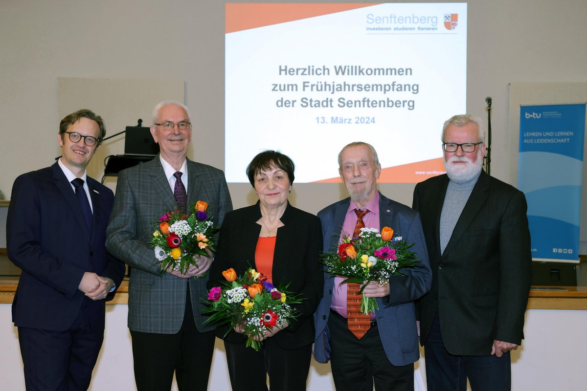 Auf dem Foto (von links): der Bürgermeiser der Stadt Senftenberg Andreas Pfeiffer, der Gründungsrektor der FHL Prof. Dr. Roland Sessner, Maria Stauber vom Verein „Unsere Welt, eine Welt“, der langjährige Musikschuldirektor Ernst-Ullrich Neumann, der Vorsitzende der Senftenberger Stadtverordnetenversammlung Peter Rössiger. 