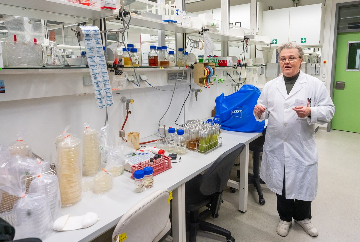 Kerstin Schöne, die Leiterein des Studiengangs Biotechniologie, gibt Erläuterungen im Labor.